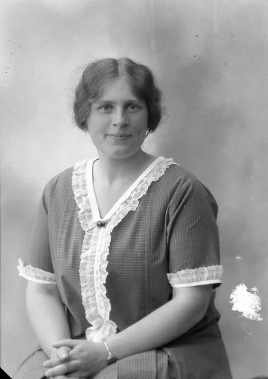 Enligt fotografens journal nr 5 1923-1929: "Rudbäck, Fröken Stenungsön".