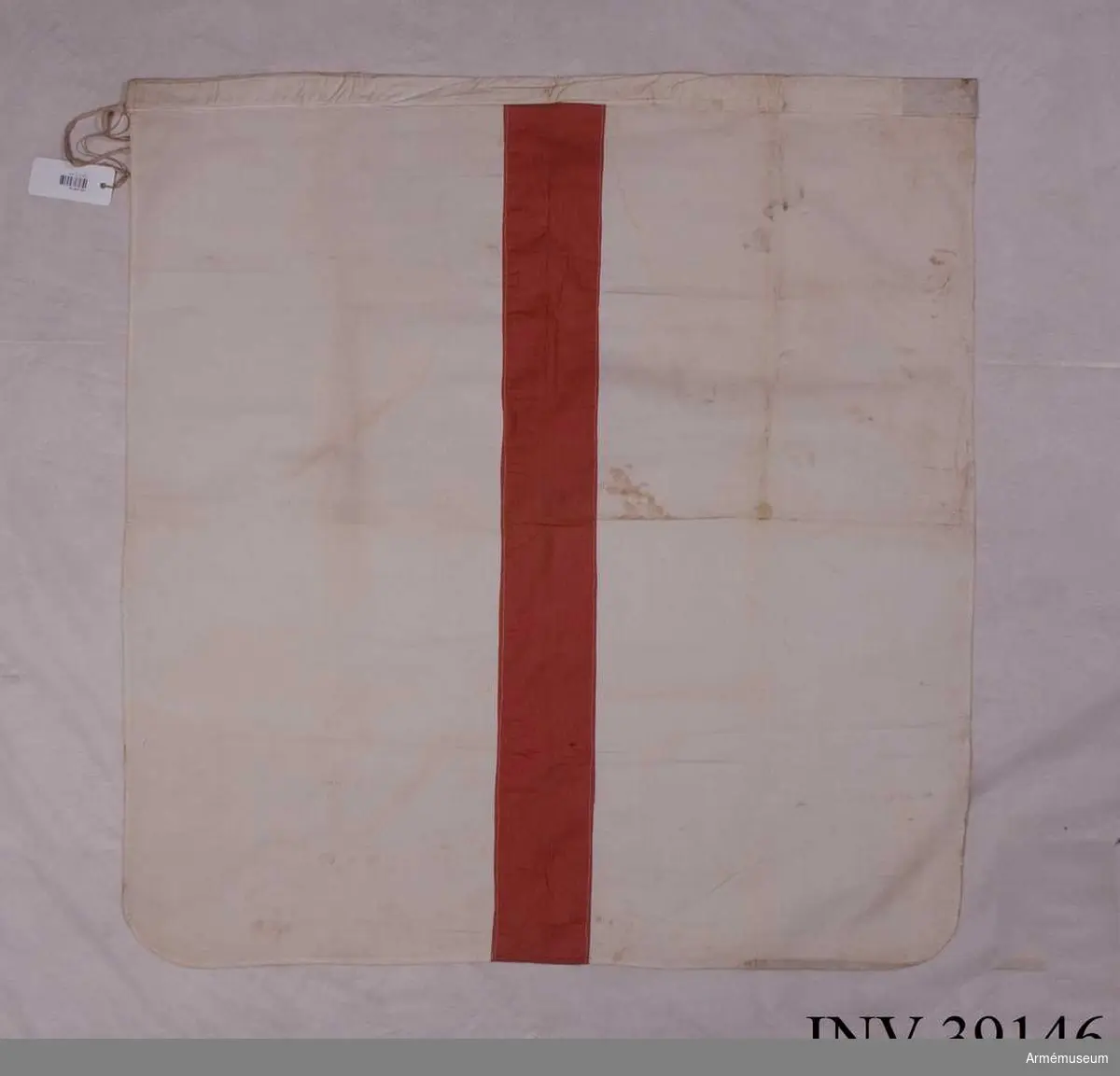 Grupp H III.

Vit flagga med ett rött tvärstreck, 10 cm brett. 
Kanal upptill, 4 cm bred, och band för fastsättning på stången. 
Måttet 87x87 cm är exklusive kanal.Enligt GK 1981.