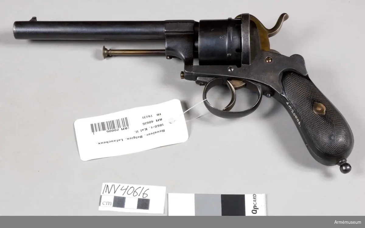 Grupp E III.
Stiftantändningsrevolver från 1860-talet för civilt bruk. Pistolen har tydligen varit starkt rostig, har slipats hårt och sedan omblånerats, varför fabriksbeteckningarna troligen är försvunna. Liéges stämpel på trumman tyder dock på att revolvern är tillverkad därstädes. Allt tyder dock på att den är av Lefaucheux konstruktion.Ursprungligen från Stockholms-polisens förråd.