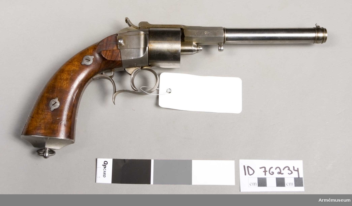 Grupp E III.
Revolver fm/obekant modell, 1850-60-t, typ Francotte, Frankrike. På pipans högra sida finns inneslutet i oval ring bokstäverna "GTJ", "BVP" och "SGDC".