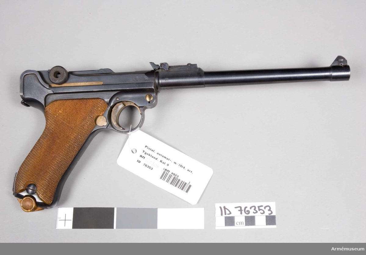 Grupp E III.

Utformad för användning inom det tyska artilleriet. 

Till denna pistol kan även användas ett 32-skotts trummagasin. Pistolen övensstämmer med pistol m/1908 med undantag av undantag av att pipan är 19,8 cm lång. Pistolen har kurvsikte graderat upp till 800 meter. Tillverkad i Tyskland.

Samhörande nr 42096-7, pistol, hölster.