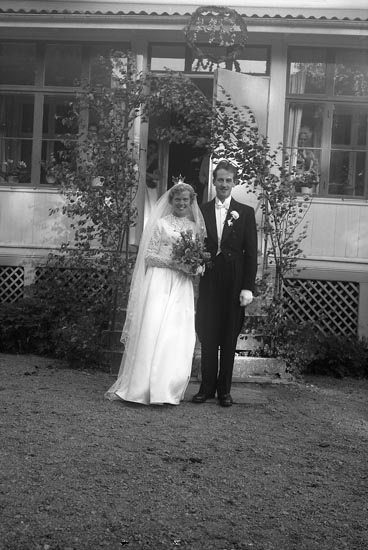 Enligt fotografens journal nr 8 1951-1957: "Johnson, Brudp. Prästgården Spekeröd".