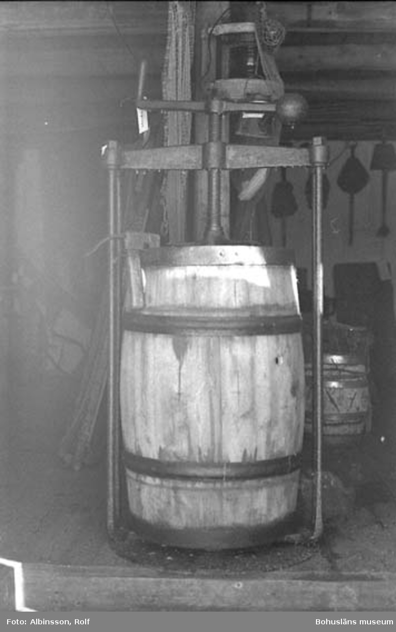 Enligt fotografens noteringar: "Foto från Smögenbryggan och sjöbodsmuséet. 
En tunnpress som man förr hade att pressa ner sillen i tunnorna med."
Fototid: 1996-03-06.