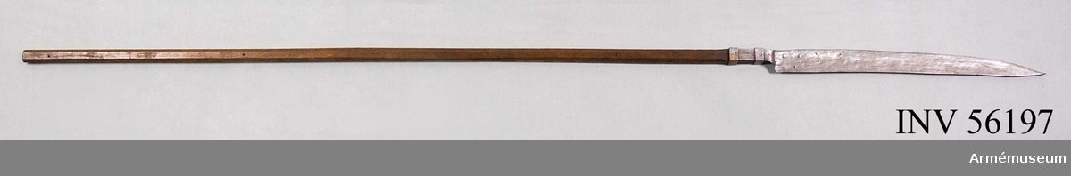 Grupp D I.
Från 1500-talet. Märkt med "O.N." - schweiziskt tyghusmärke.
Ursprunglig längd 266 cm.