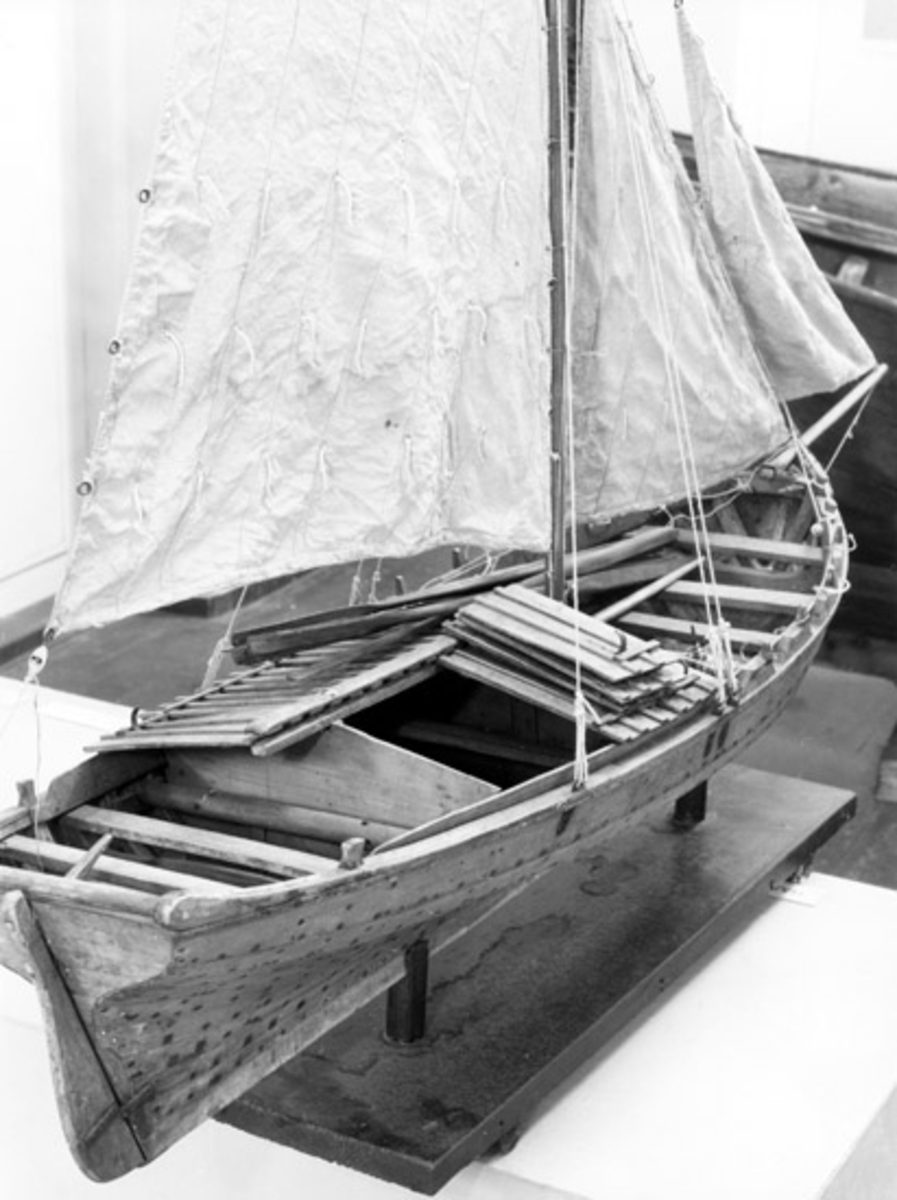 Skrivet på baksidan: Nordlandsmuseet, Bodö Hardangermot-båt, detalj
Fotograferat av: A.E. Christensen . Tromsö museum . Norge
