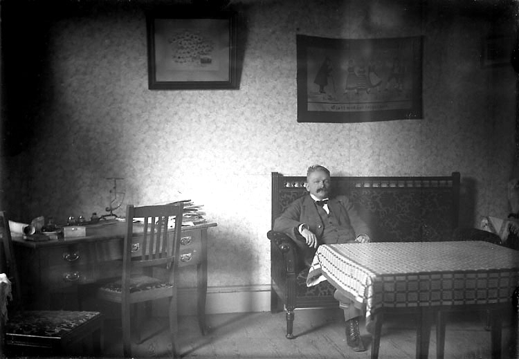 Enligt senare noteringar: "Folkskollärare Palmgren i sin bostad."
Fotot är taget 1919-12-12. (BJ)

Litt.: Forshult, Erland, "Folkskoleväsendet i Foss" (1942)