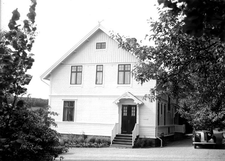 Enligt senare noteringar: "Veterinär Mattssons, tidigare doktor Sundbergs villa vid nuvarande Strömstadsvägen. Huset är idag kraftigt ombyggt." (BJ)