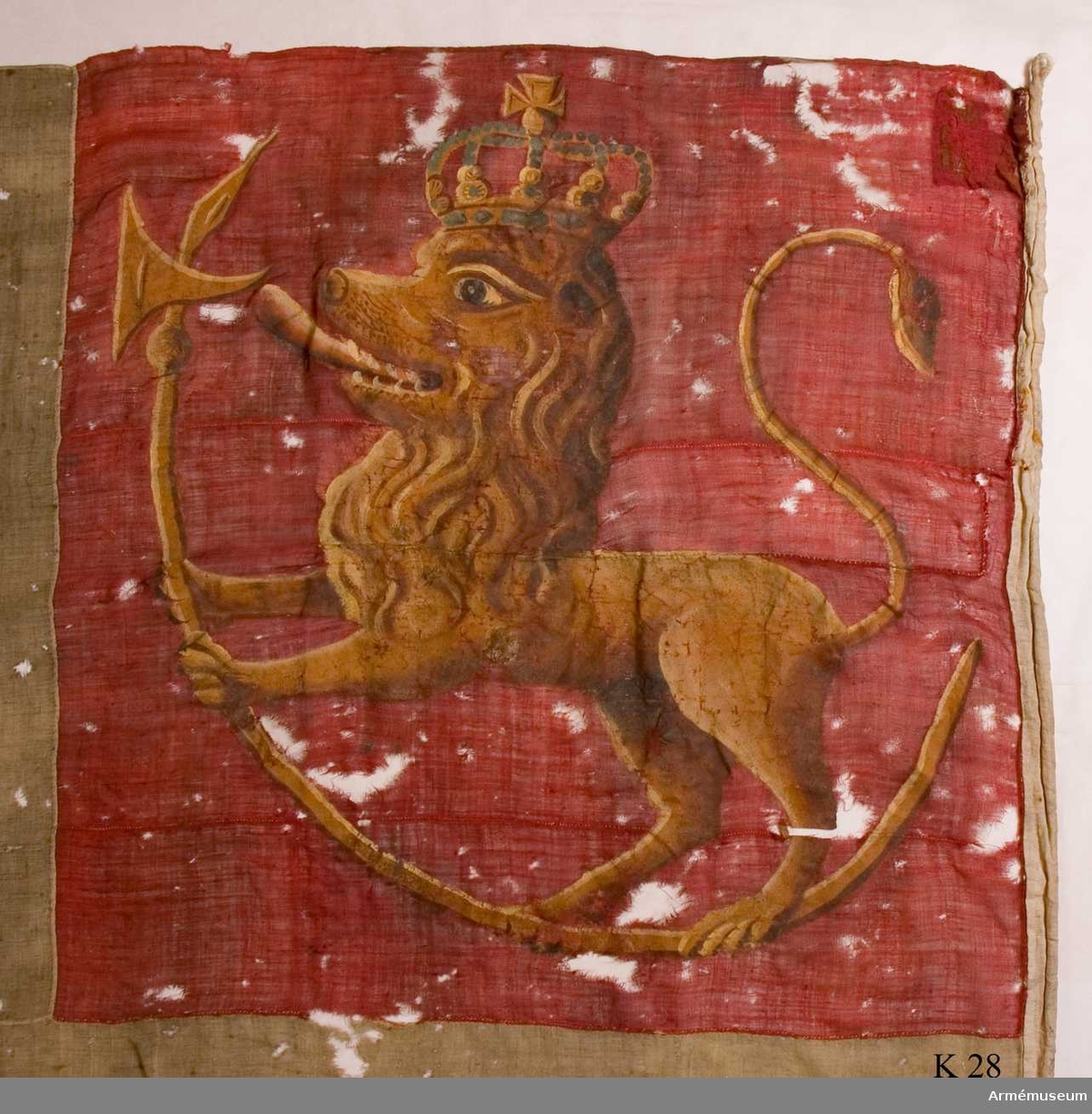 Flagga, troligen ursprungligen tvåtungad, av rött ylle med numera vitt kors i mitten. I övre, inre fältet ett målat norskt lejon med kunglig krona, stående på en krum hillebard.