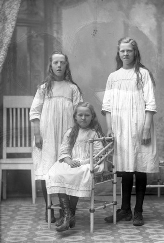 Systrarna Olga, Ester och Astrid Foss 1923.