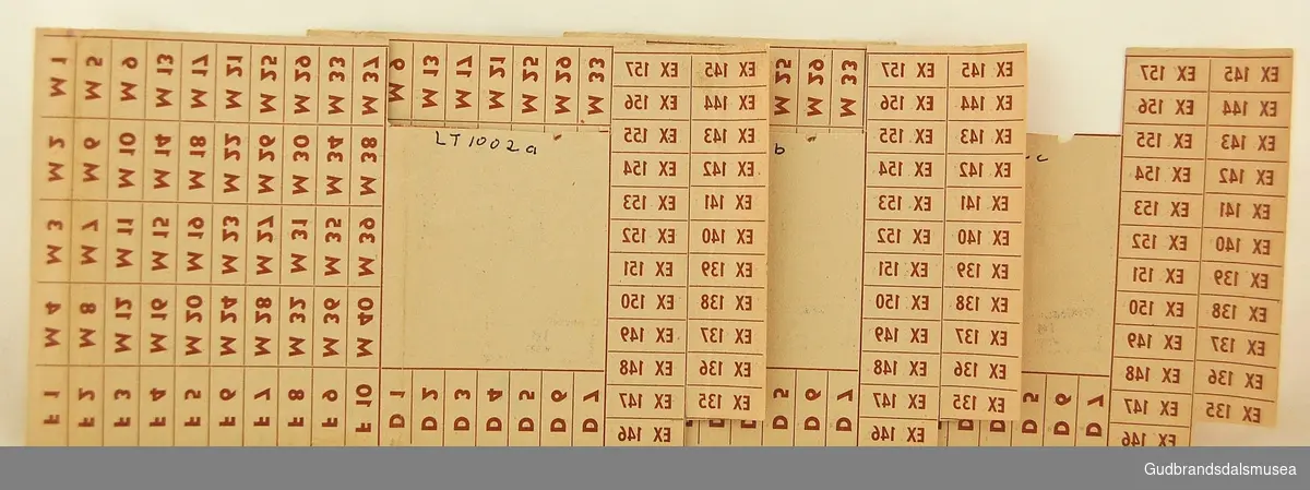 Tre rasjoneringskort av tynn kartong, ekstrakort for 46. kortperiode gjeldende matvarer, fra Lesja forsyningsnemd. Kortene er likt klippet, og har nummer 612054, 612055 og 612056.
