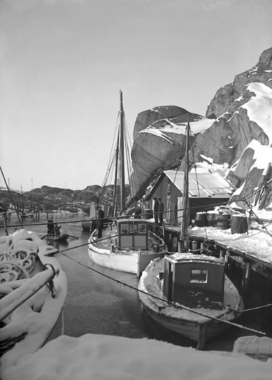 Dec 1923. "Smögkullen" i Smögens hamn med lotsbåten.