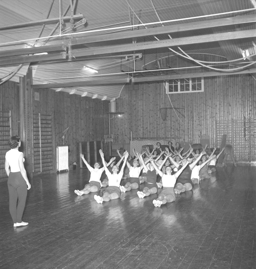 Text till bilden: "Husmodersgymnastik. 1947"







