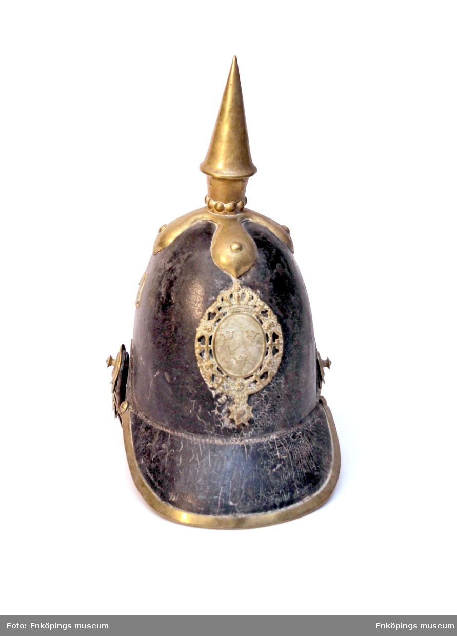 Pickelhuva av metall med ett emblem framtill, kask för underofficer infanteriet.