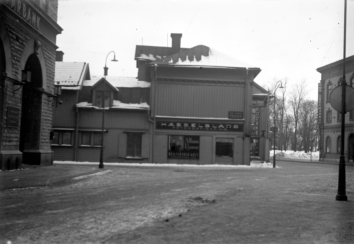 En bild tagen från Smedjegatan i Jönköping. Rakt fram ligger Hasselblads fotografiska AB och till höger Stora Hotellet.