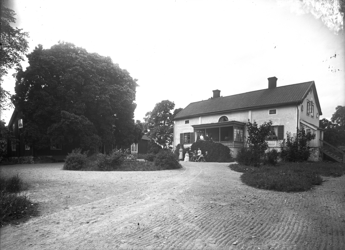 Sparrsätra prästgård, Sparrsätra socken, Uppland. Sittande i hatt är sannolikt kyrkoherde Anders Johan Norberg (1843-1914).