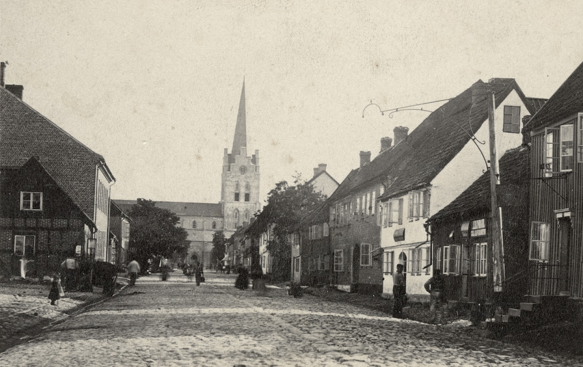 Halmstad, Köpmansgatan. 1870-talets början. Fotograf Selma Angel. Sankt Nikolai kyrka i fonden.