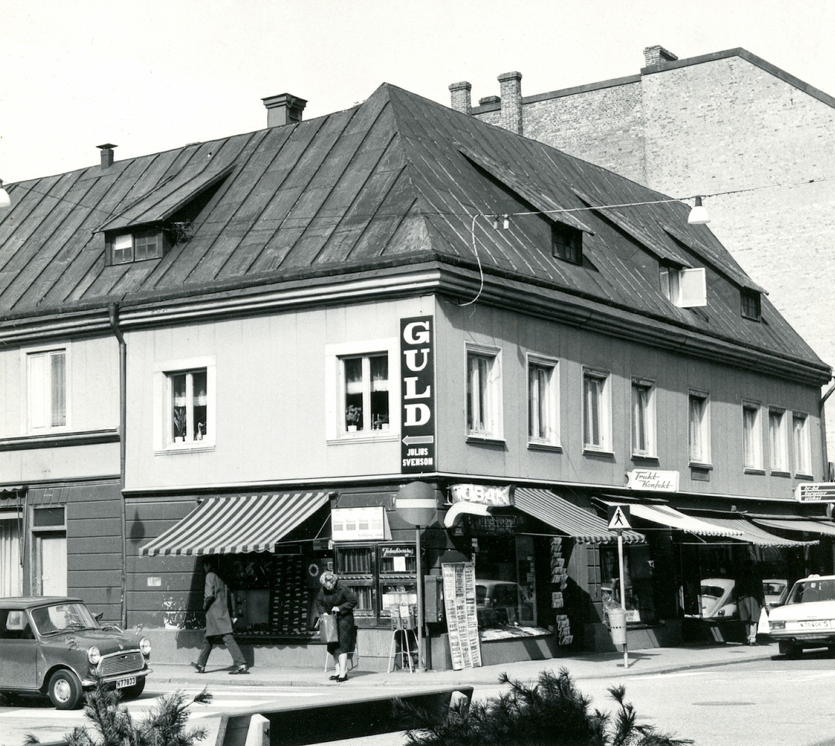 Halmstad, Köpmansgatan 21. "Hellbergs hörna". Kv Hertig Knut. Hellbergs hörna med sentida fasadklädsel. Se "Halland 1981". Foto Per Valentin 1971.