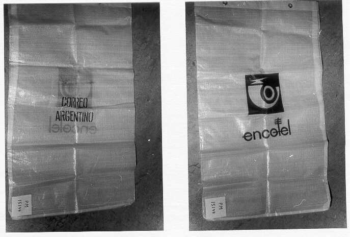Postsäck från Argentina, i vitt plastmaterial, sydd i
bottenoch längs en sida. Med blått Post- och telegrafemblem och text
enligtMRK. I överkanten är säcken vikt och fyra metallförstärkta hål
hartagits för säckens förslutning.