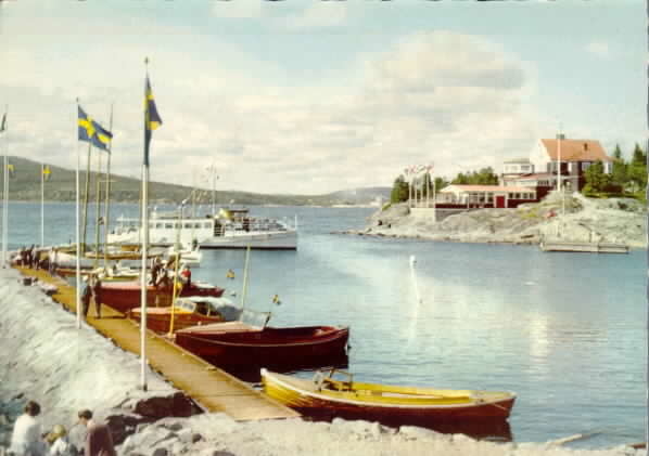Vy över småbåtshamn. Motiv från Vindhem, Sundsvalls Segelsällskaps klubbhus med restaurangen och M/S Aramis.