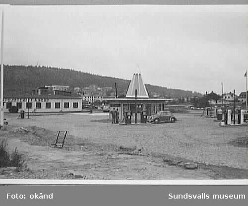 BP:s bensinstation vid gamla Riksväg 14/Bultgatan (nuvarande E 14) 1950-talets början. Här ligger Bilbolaget idag (2005). Bensinstationerna förde även bensin från andra bensinbolag; som här Caltex och Esso.