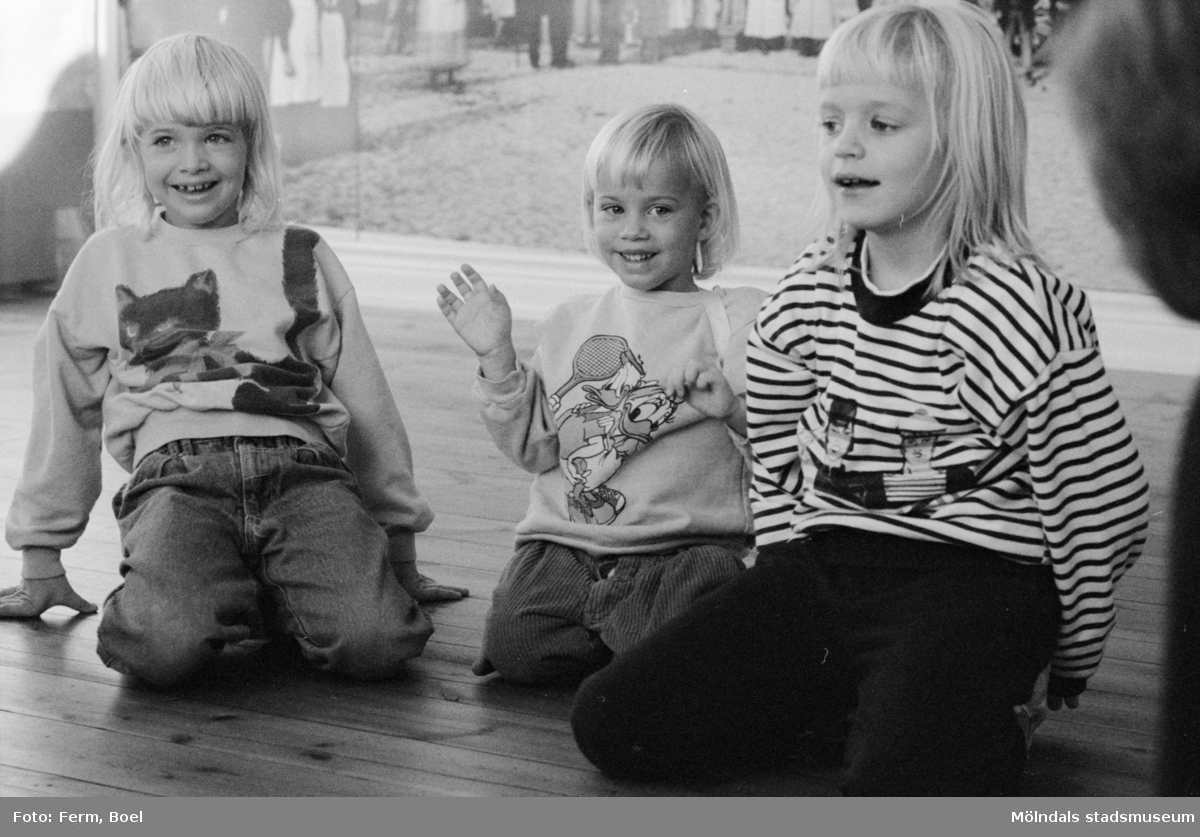 Familjesöndag på Mölndals museum den 20 november 1988 (efter 2011-01-01 Mölndals stadsmuseum). Gatuadressen ändrades 1997 till Norra Forsåkersgatan 19. 
Sång och danslekar med Linda Olsbjörk. Dramatisering av fattigauktion med Susanne Brånålt. Dockteater av Skånhällaskolan.