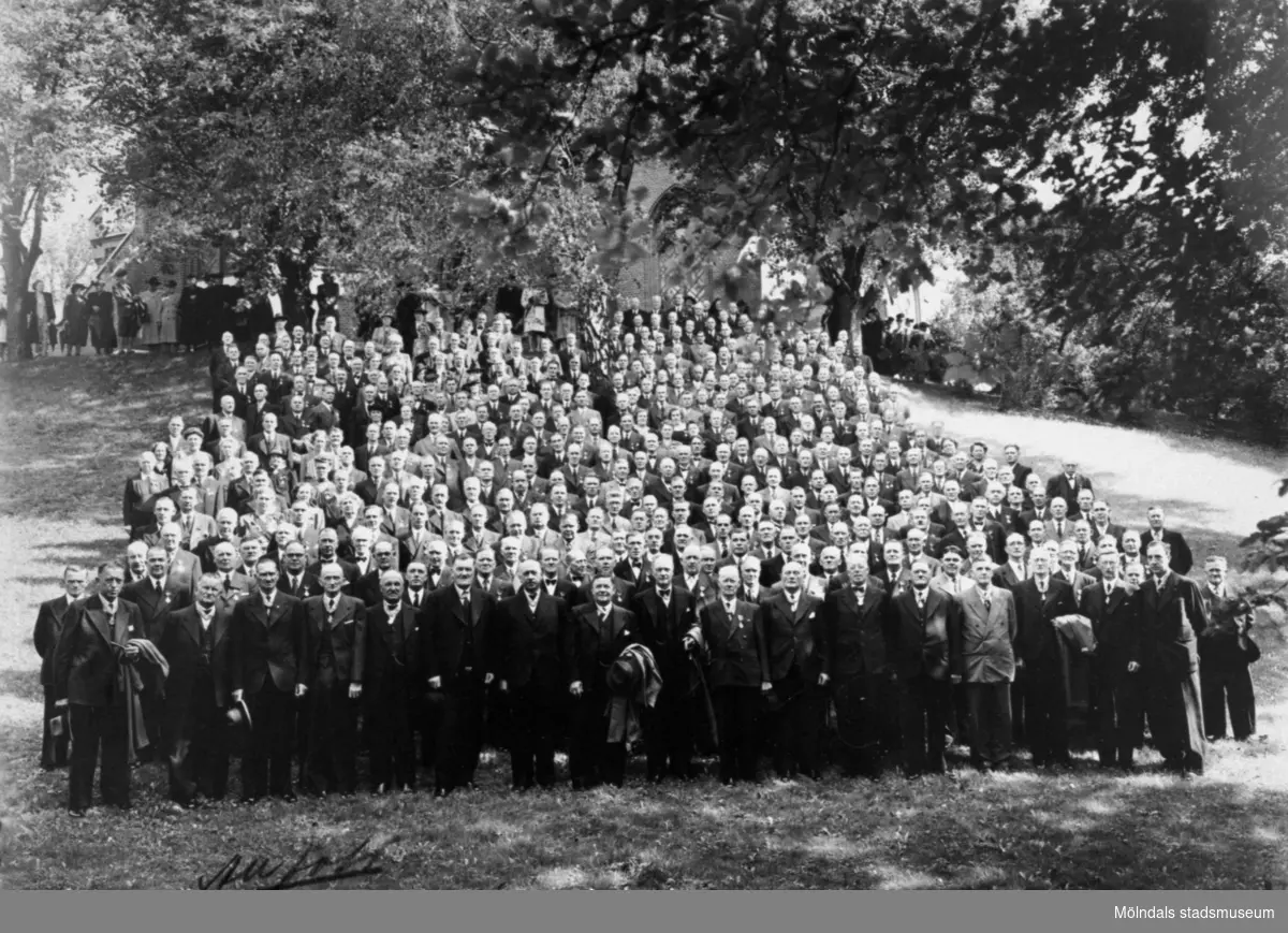 Papyrus 50-års jubileum år 1945. Papyrus arbetare uppställda för gruppfoto (kvinnorna längst bak och männen längst fram).