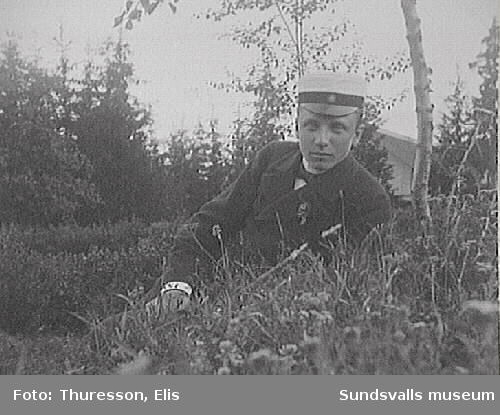 Elis Thuresson liggande i gröngräset.