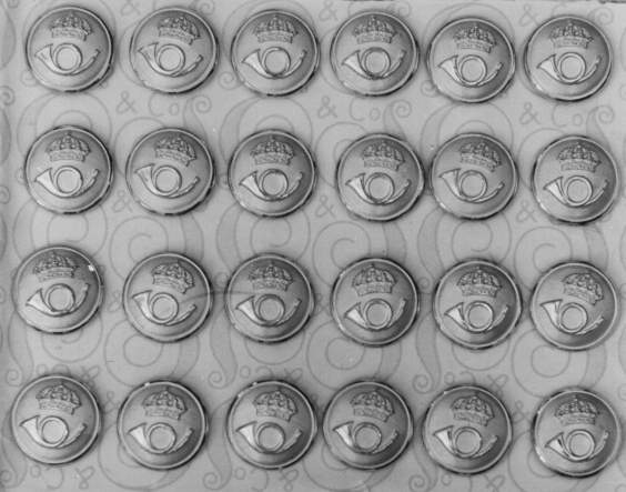 Uniformsknappar, 24 st. Förgyllda metallknappar med postens
symbol i relief mot streckad grund inom en smal och slät kant,
mellanstorleken, bottnade. Cirkulär nr 28 den 12 maj 1937.
Artikelnumemr 2596/1949.