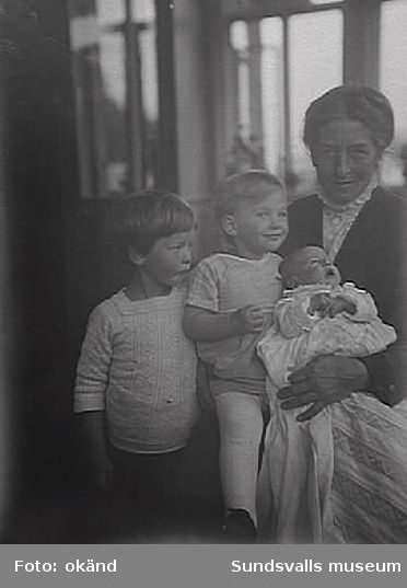 Förmodligen Dora Louise (Pussi) Norström med sina och direktör Lennart Norströms barn. Deras farmor Alma Cecilia Norström, f Bünsow var syster till brukspatron Fredrik Herman Bünsow.