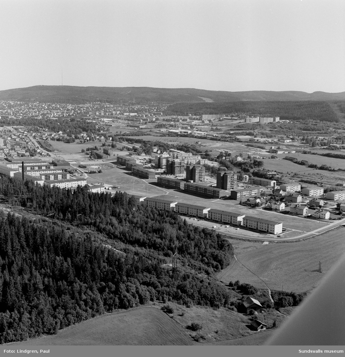 Flygfotografier över bebyggelsen i Granlo, 1970. Punkthusen vid Västra vägen (Röde Orm) är under uppförande.