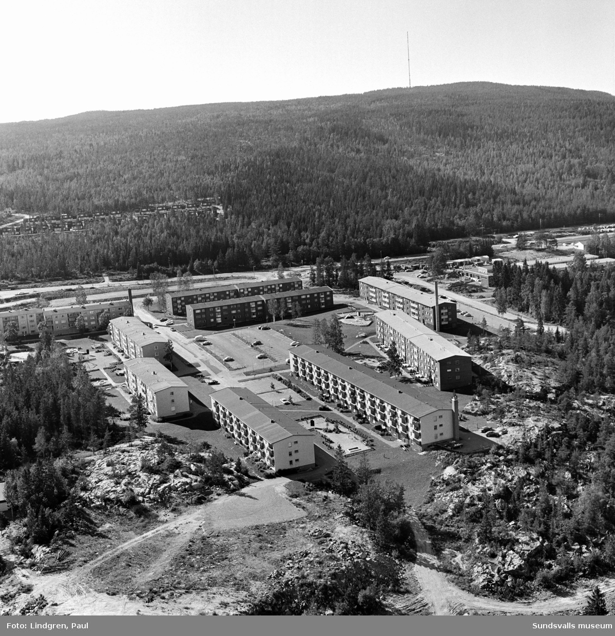 Flygfotografier över Bredsand med hyreshusbebyggelsen i kv Kemisten, längs Appelbergsvägen, Tallvägen och Strandvägen. Lamellhusområdet vid Appelbergsvägen uppfördes av AB Njurundahem under 1960-talet.