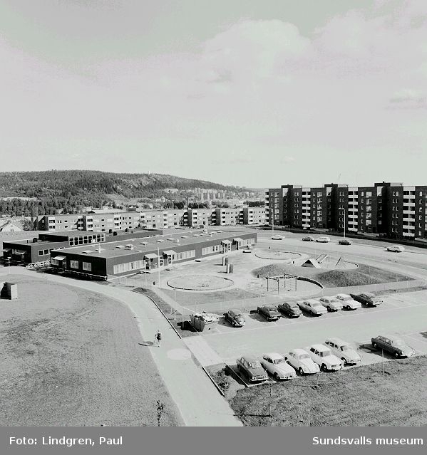 Flygfotografi över Nackstaskolans låg- och mellanstadium med bostadshus vid Nackstavägen i bakgrunden, 1971.