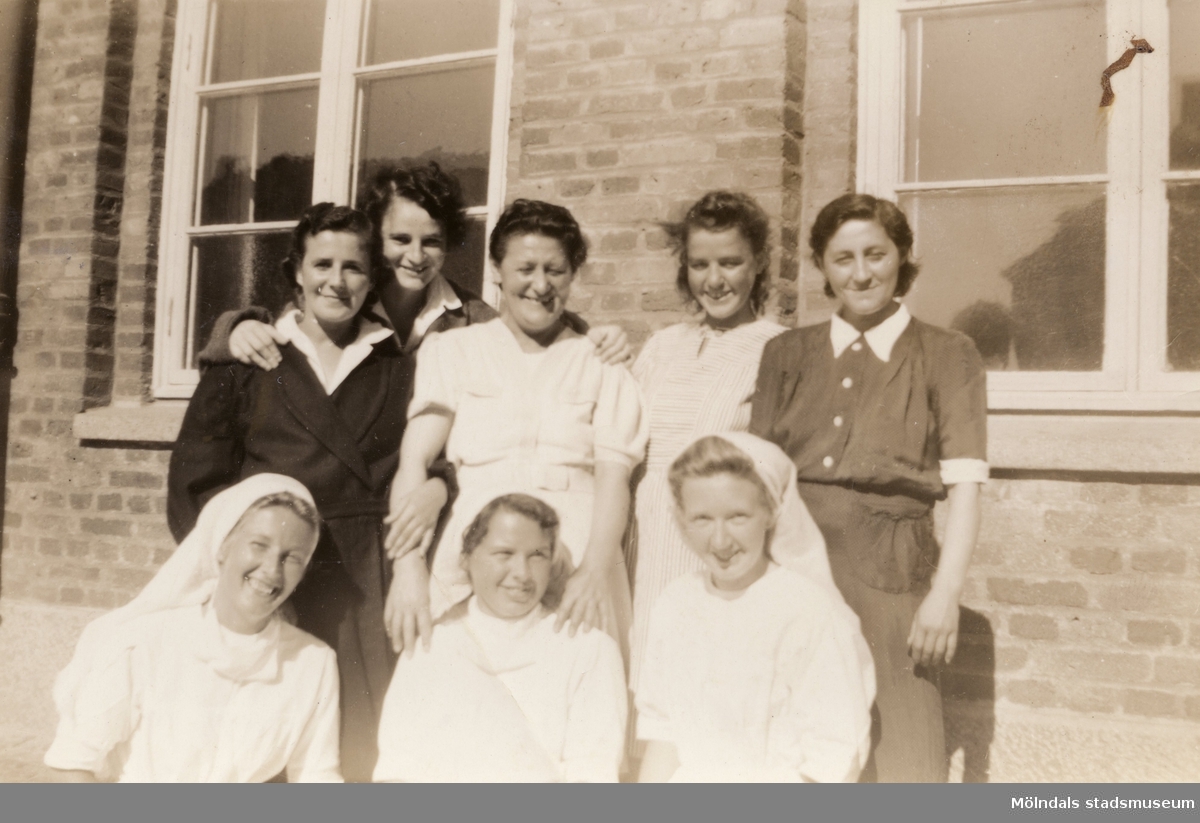 "Karantänsförläggning" på Kvarnbyskolan för överlevande från koncentrationsläger i Tyskland och Polen 1945.  
Skolan fungerade under denna sommar som beredsskapssjukhus.

Fem kvinnliga patienter och tre sköterskor.