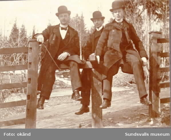 Gustaf Mauritz Uhrberg, elev vid Sundsvalls högre allmänna läroverket i Sundsvall 1901-1903 då han tog studenten, fotograferad med sina kamrater på promenad, på utflykter även med damer, i gymnasieförbundet osv.
