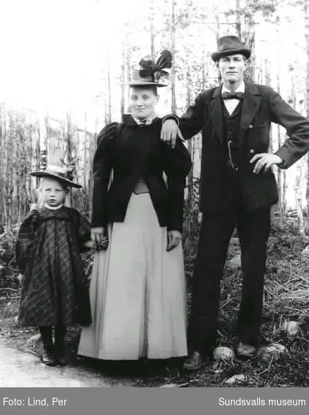 Alby 1898. Familj, man och kvinna samt liten flicka.