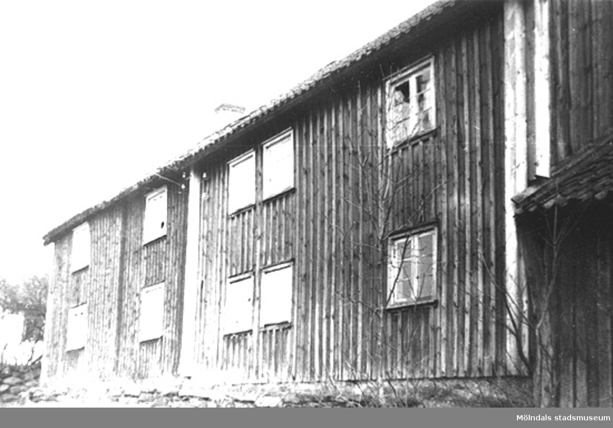"Källares" arbetarbostäder som ägdes av Anderstorps fabriker i Lindome, okänt årtal.