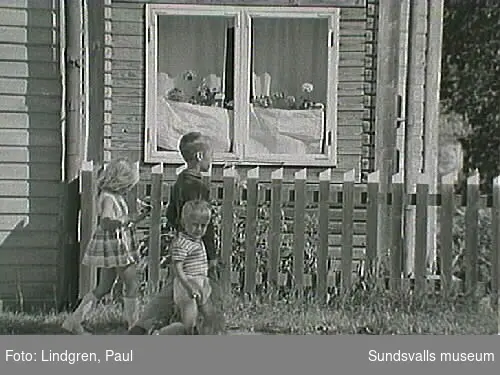 Motiv med barn i Södermalmsmiljö. Taget i samband med Södermalmsinventeringen 1963. Utsnitt av bild (hela negativet se bild 2).