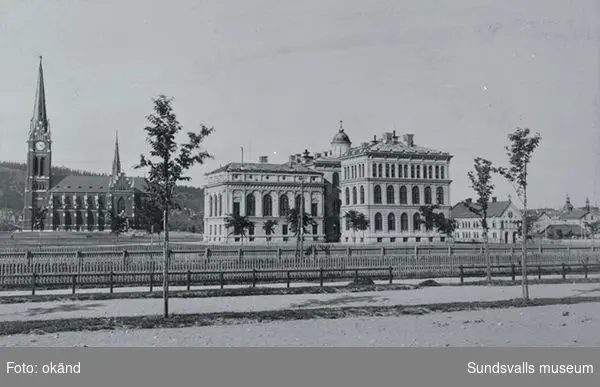 Från vänster Gustav Adolfskyrkan, Allmänna Läroverket (Hedbergska skolan) och i förgrunden järnvägsspår.