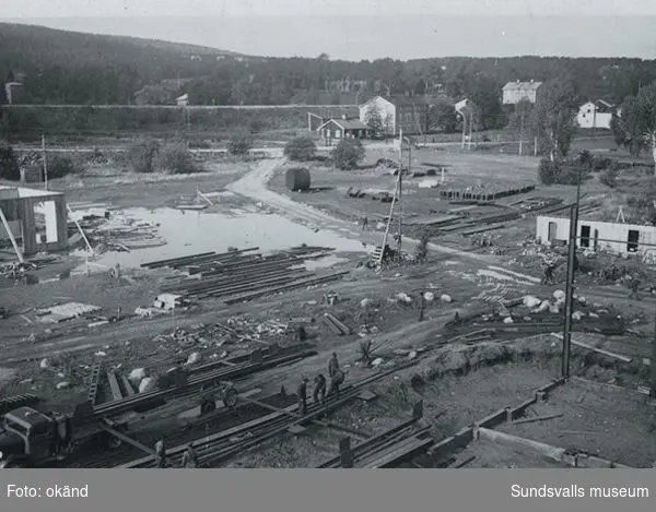 Kubikenborgs IF före detta fotbollsplan. Byggarbetsplats för Aloxidverken (Gränges). Färdigt hösten 1941. Det gick att åka spårvagn ända fram till det vita huset längst upp till höger.