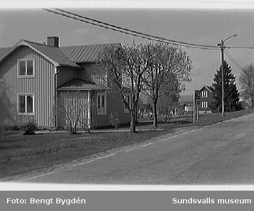 Nya och gamla kyrkan på Alnö, kyrkskolan, hembygdsgården samt intilliggande bebyggelse.