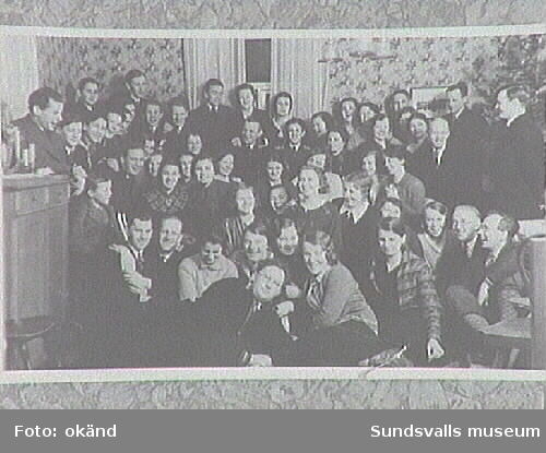 Repro ur fotosamling tillhörande Betlehems-kyrkans sommarhemsföreningen, Petersvik. Medlemmar i Betlehemskyrkan (Missionsför-samlingen), Sundsvall , 1930-talet.