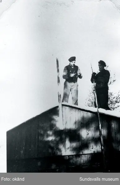 På taket till skogsarbetarkojan. Under skogsarbete i Slammeråsen, Bräcke."Antenna rigges opp" av Saterlien och Einar Lian.