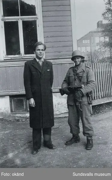 "På vakt ved Ila skole. Georg og Ståhl."(Bildtext i fotoalbum. Ägare Emil Tessem, Steinkjer.)Trondheim i maj 1945.