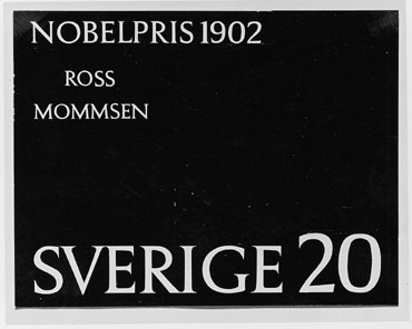 Frimärksförlaga till frimärket "Nobelpristagarna 1902", utgivet 10/12 1962. Textförslag. (I Postmusei samlingar). Foton 18/12 1962. Foto. Textförslag. 22,1 x 25 (14,5 x 18,9). Text: Vidar Forsberg.
Valör 20 öre.
