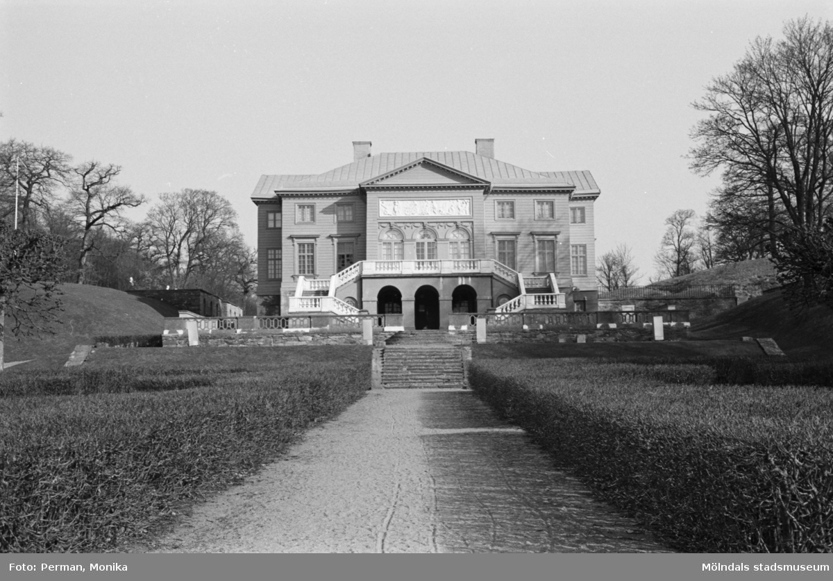 Varierande bilder som på olika avstånd visar norra och södra fasaderna samt del av parken våren 1992. Här visas slottets baksida sett från parken.