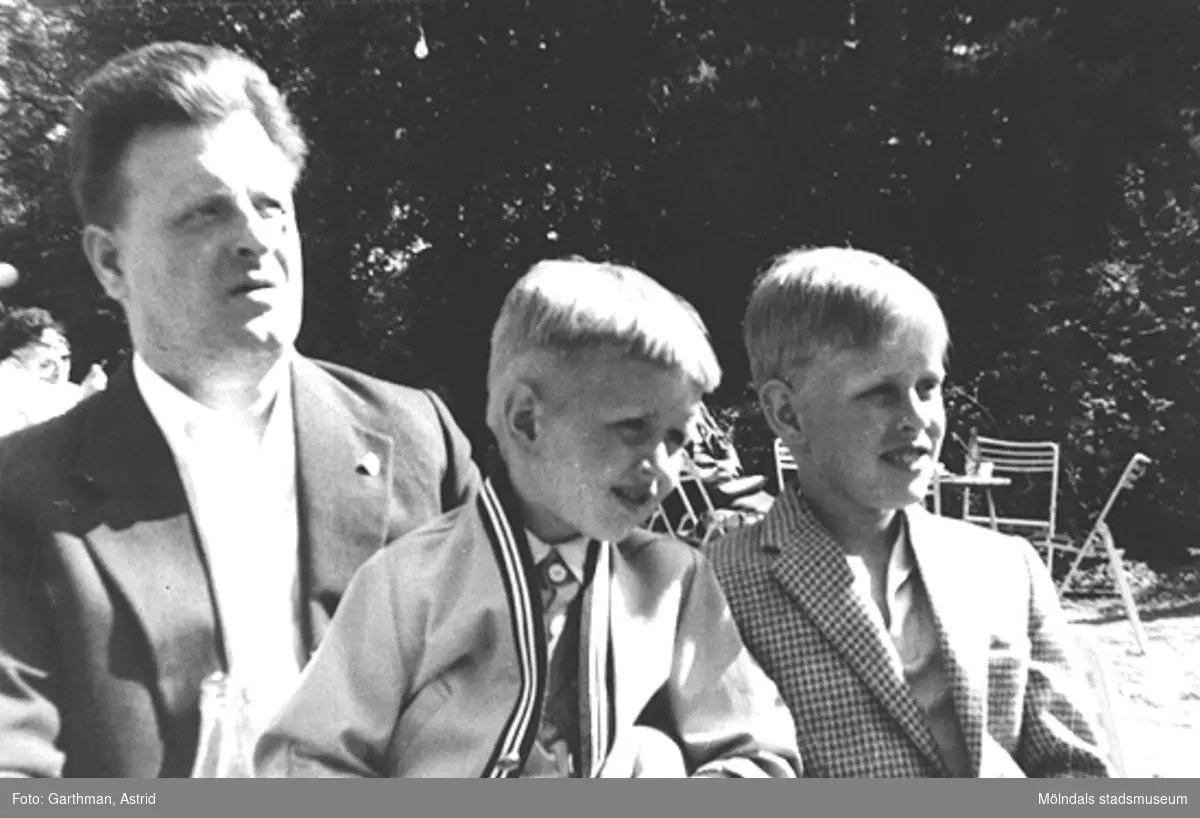 Helmer Garthman med sönerna Jerry och Alf vid Sisjöns servering och kanotuthyrning, 1950-tal.