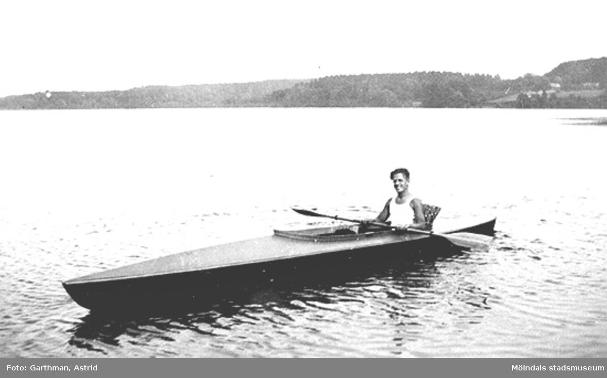 Helmer Garthman sitter i sin kanot på sjön Lygnern i Fjärås Bräcka, 1930-tal. Skänkt av sonen Alf Garthman som arbetade många år på Mölndals stadsmuseum.