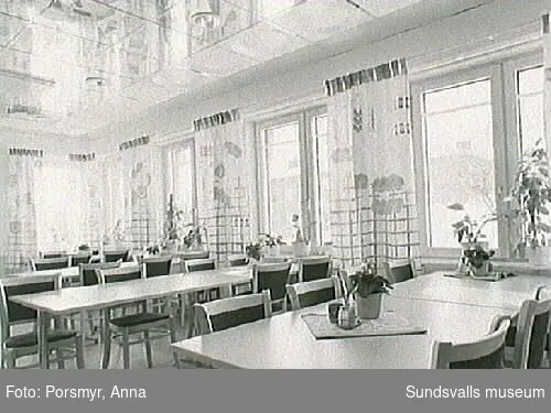 Utsmyckning av Tomtegränds servicehus: Lena Anderssons - keramiska plattor som fronter på serveringsdisk, öppen spis klädd med keramiska plattor. A Wohléns - gardiner, pelare.