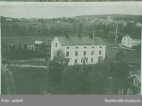 Det stora vita huset innehöll tjänstebostäder försågverkspersonalen.Här bodde sågställare Tor Olofsson med familj.