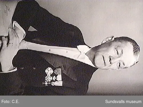 Konsul Knut Wickberg (1872-1962). Wickberg inträdde i faderns skeppsmäklerifirma A/B C.G.Wickberg & Söner, Sundsvall, år 1894 och blev dess verkställande direktör 1912-1962 (uppgifter från Anders Westerberg, Sundsvall).KW stiftade också Norrlands Skeppsmäklareförening och var dess ordförande i 23 år
